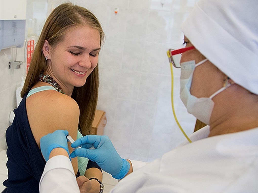 С 15 июня в России начали вводить обязательную вакцинацию от коронавирусной инфекции. Первыми об этом, после резкого роста числа