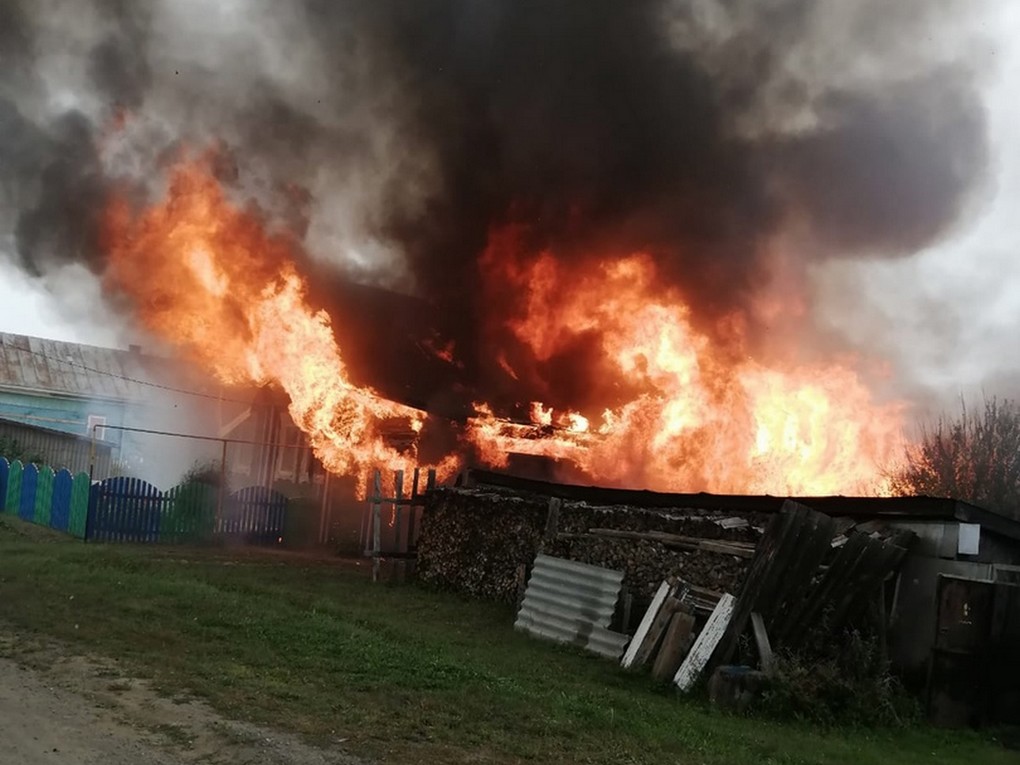8 августа в 15:27 на ул. Уральская, 14 в Верхней Туре загорелся дом. Вызов поступил на пульт ПЧ 20/10. Пожарные отреагировали оперативно.