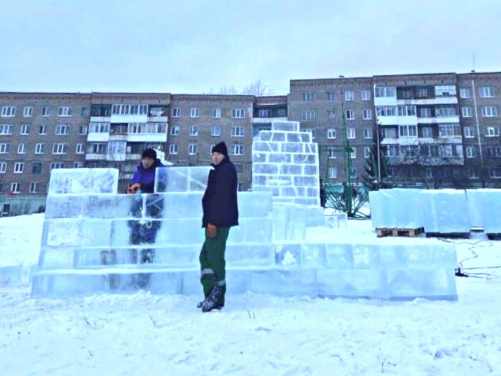 Строительство ледового городка в Кушве