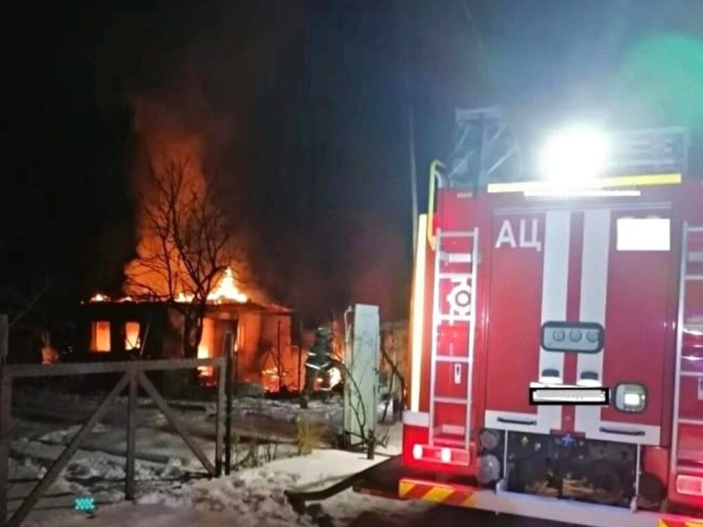 Пожар в поселке Восток - сгорел дом